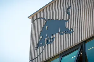 Logo der Referenz des Holzbau Saurer - Red Bull Racing