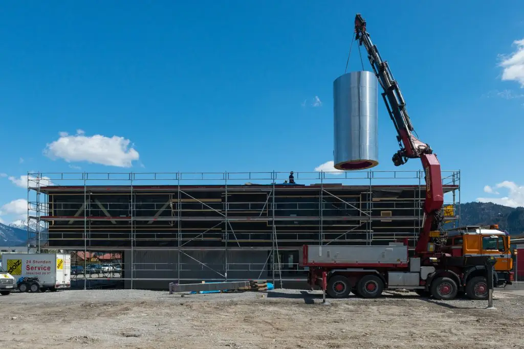 Referenz Holzbau Saurer Objektbau Aromapflege Firmengebäude Kran Baustelle