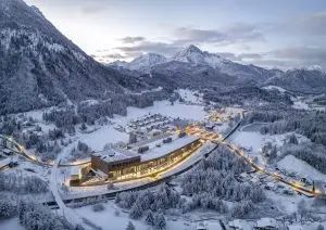 Referenz Holzbau Saurer Objektbau Fabrikhalle Ceratizit Außenaufnahme Drohne Schneelandschaft