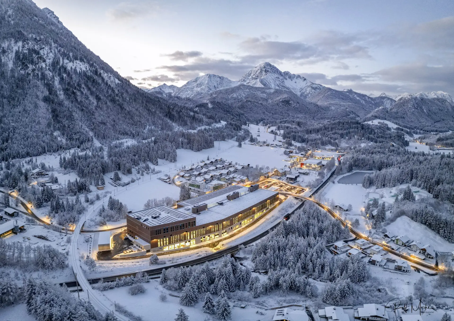 Referenz Holzbau Saurer Objektbau Fabrikhalle Ceratizit Außenaufnahme Drohne Schneelandschaft