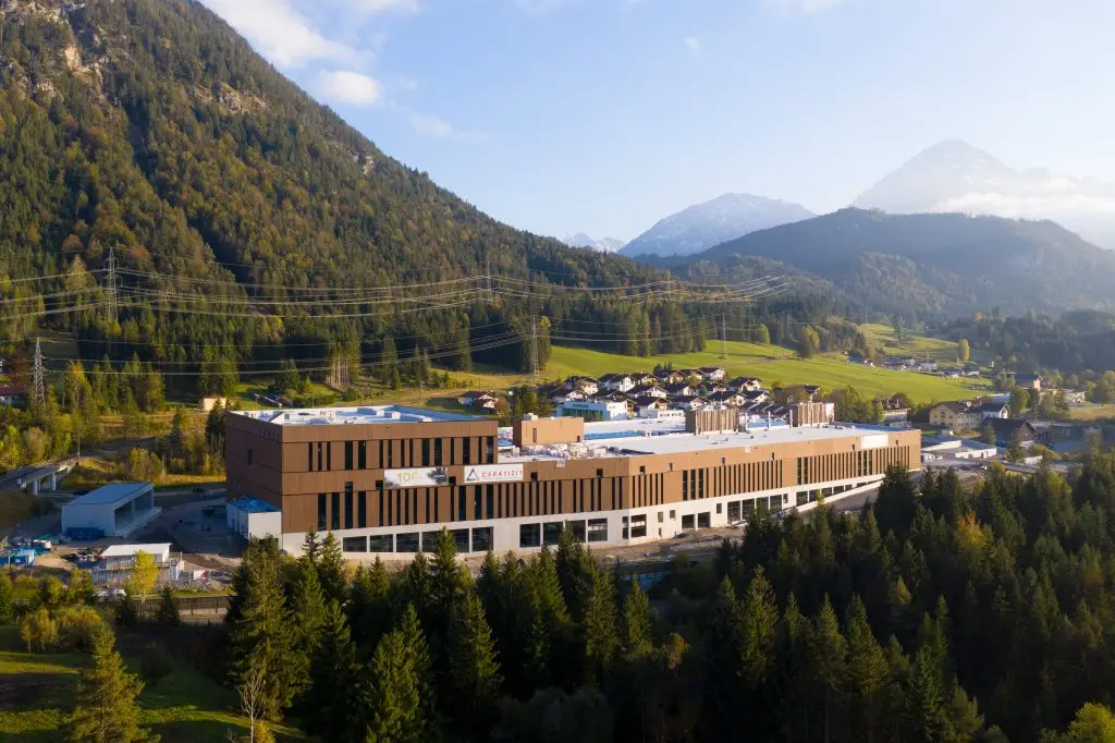 Referenz Holzbau Saurer Objektbau Fabrikhalle Ceratizit Außenaufnahme Drohne Wald