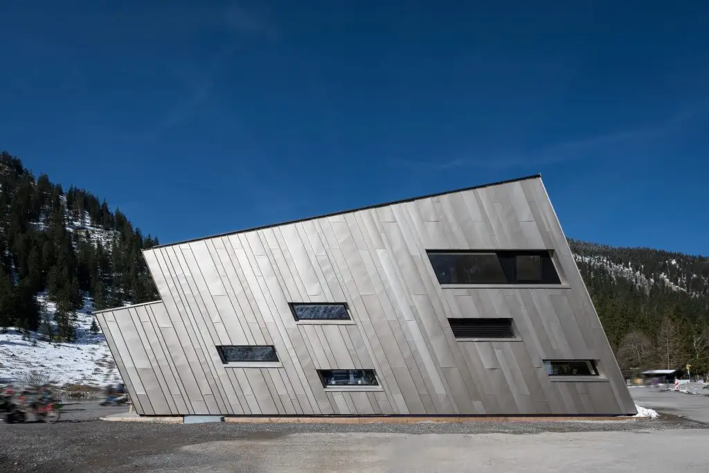 Referenz Holzbau Saurer Objektbau Gasthaus Vilsalpsee moderne Architektur Außenaufnahme