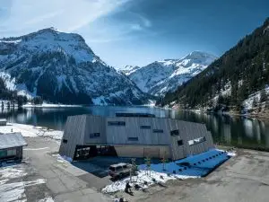 Referenz Holzbau Saurer Objektbau Gasthaus Vilsalpsee Moderne Architektur am See