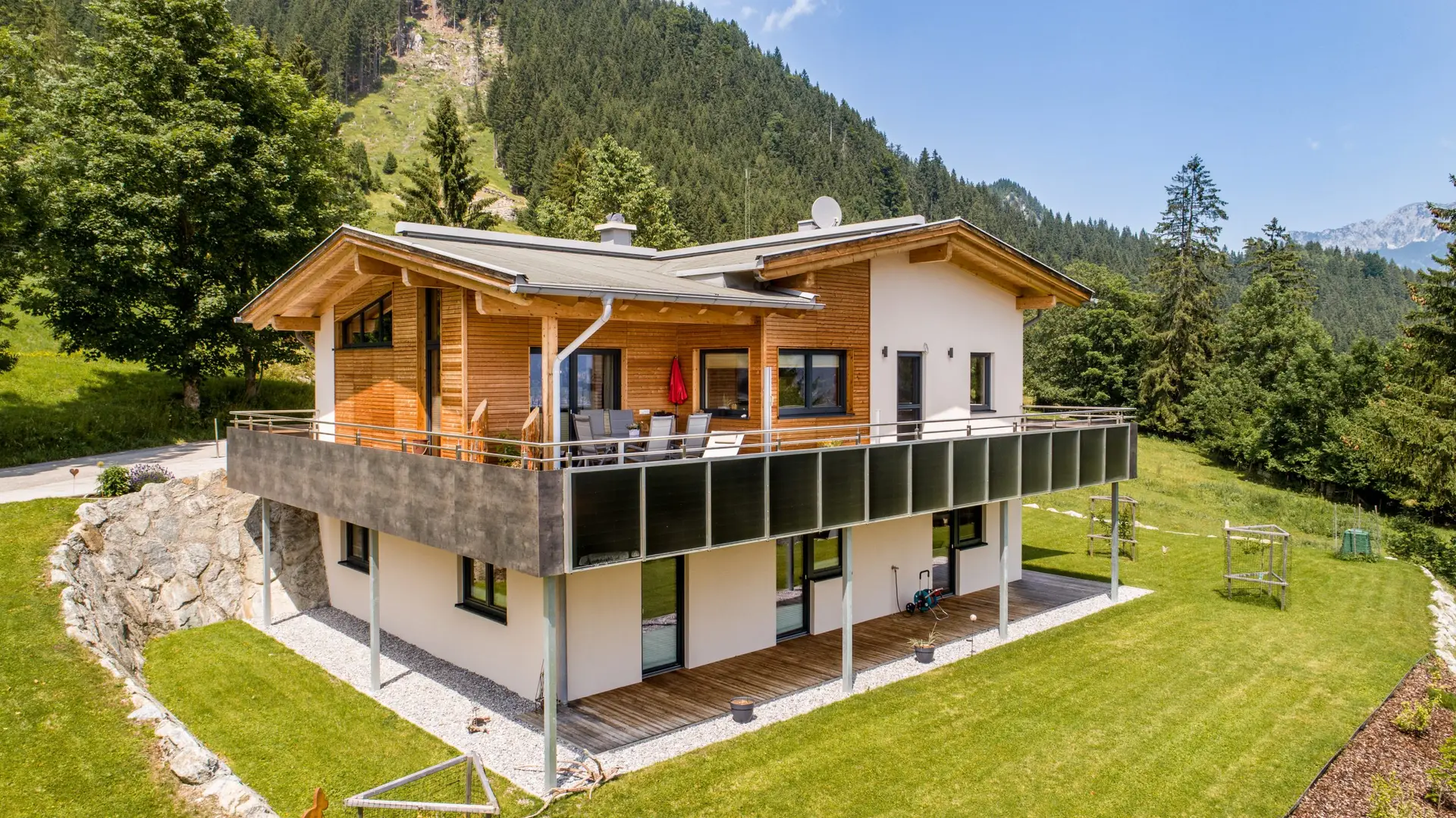 Referenz Holzbau Saurer Einfamilienhaus Wohnbau Außenaufnahme Garten Terrasse