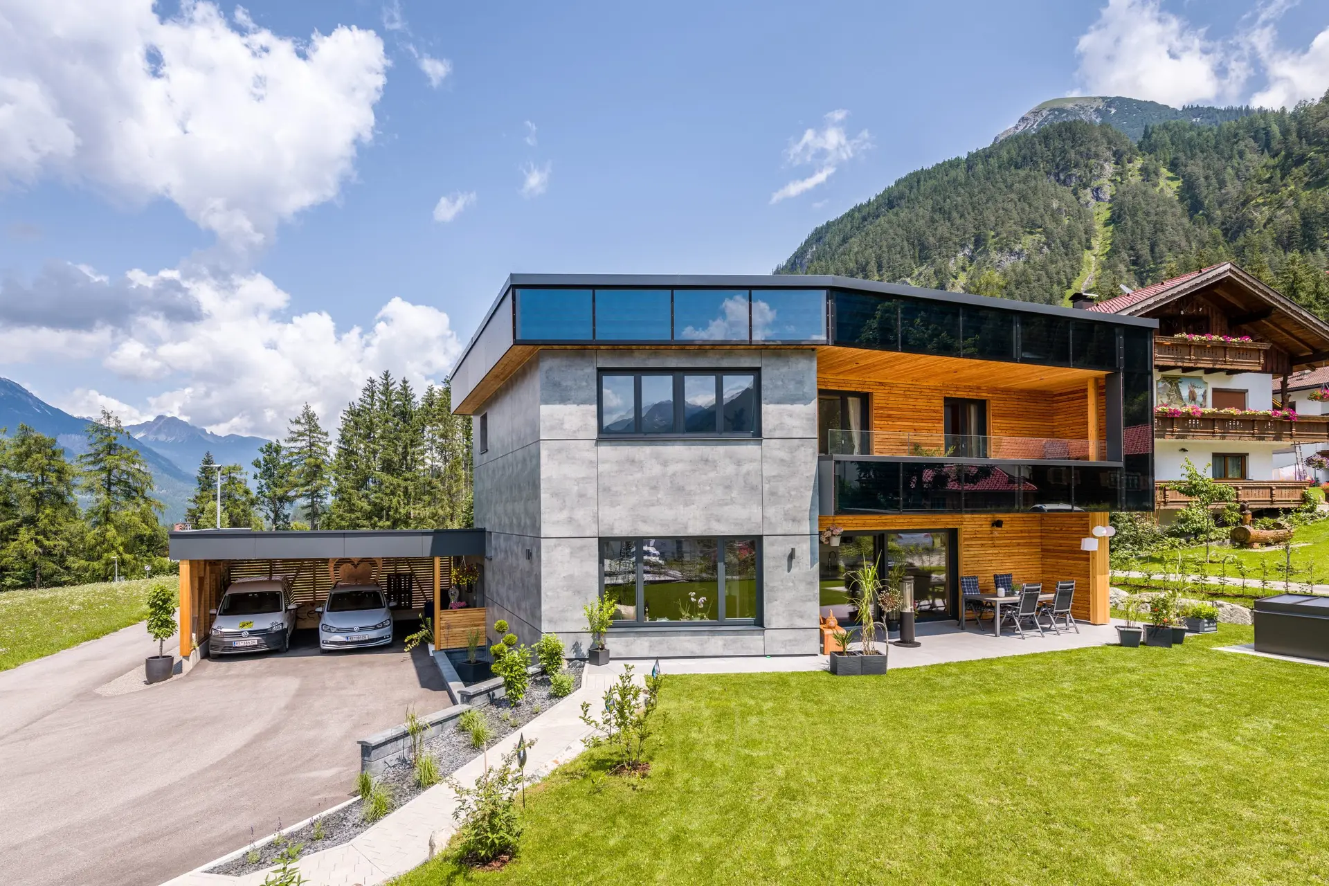 Referenz Holzbau Saurer Einfamilienhaus Wohnbau Außenaufnahme Garten Einfahrt