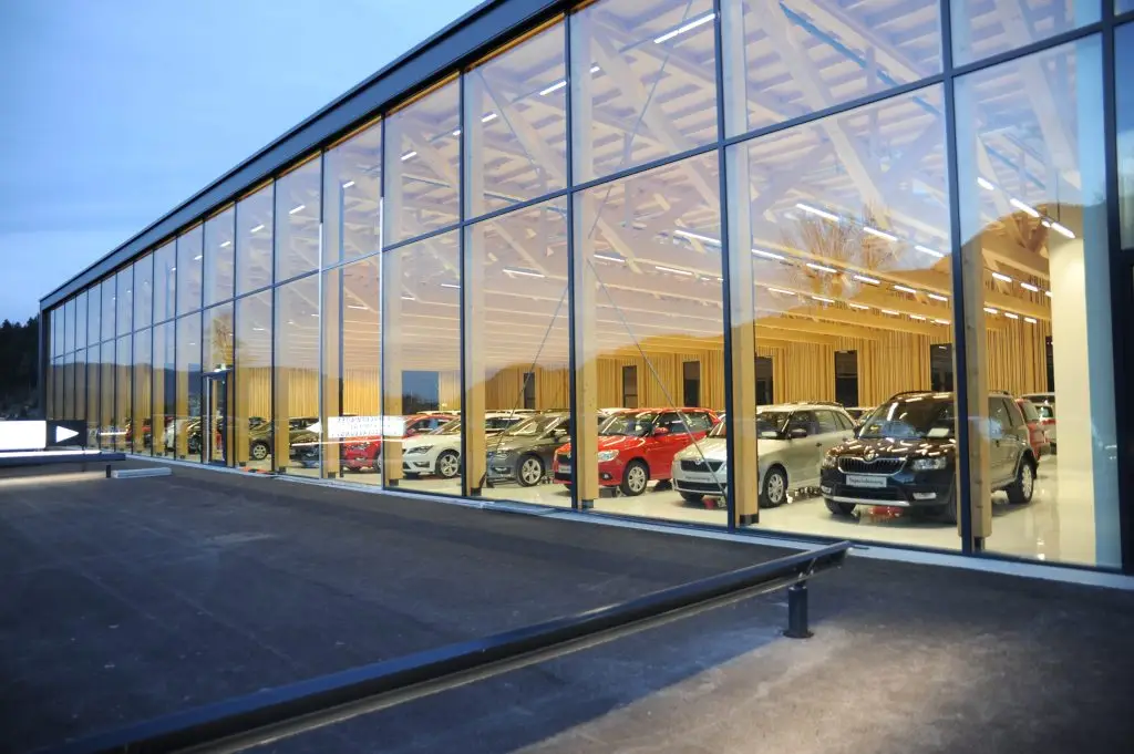 Referenz Holzbau Saurer Objektbau Autohaus Schweiger Schaufenster Autos