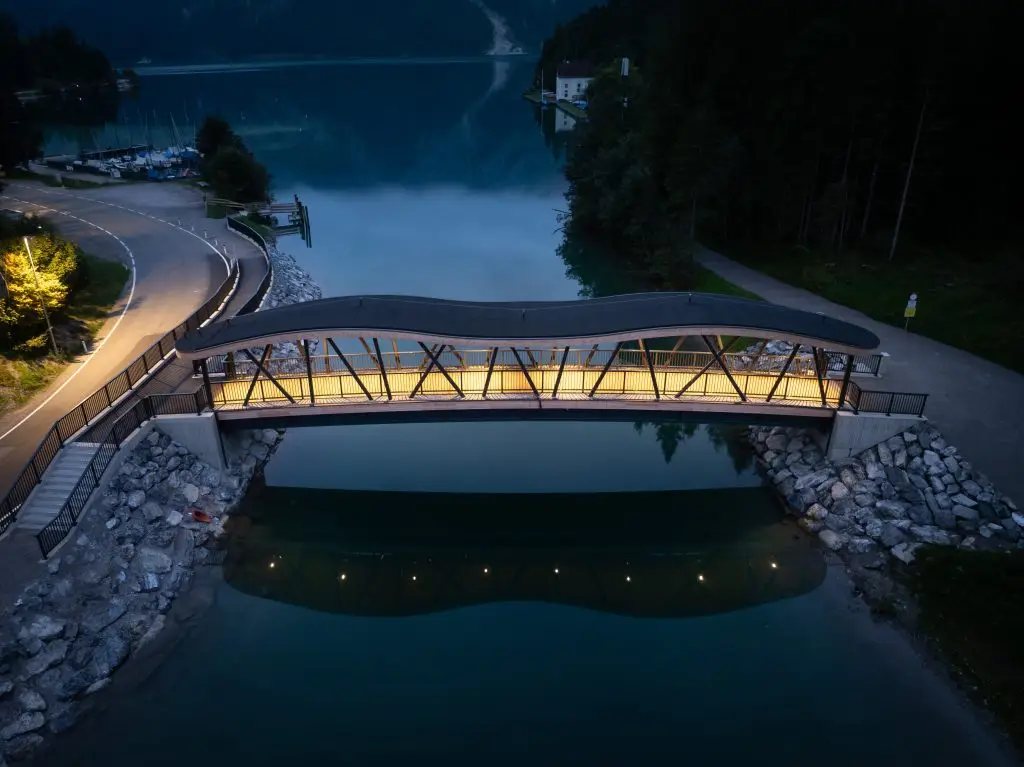 Referenz Holzbau Saurer Objektbau Seespitzbrücke Luftaufnahme Nacht Beleuchtung