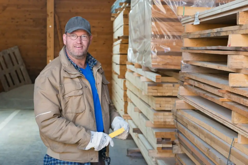 Holzbau Saurer Mitarbeiter starkes Team Nebenhalle Allrounder Martin Staffler