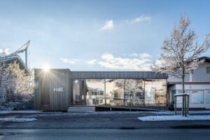 Referenz Holzbau Saurer Objektbau Rolf Außenaufnahme Front Schaufenster Winter