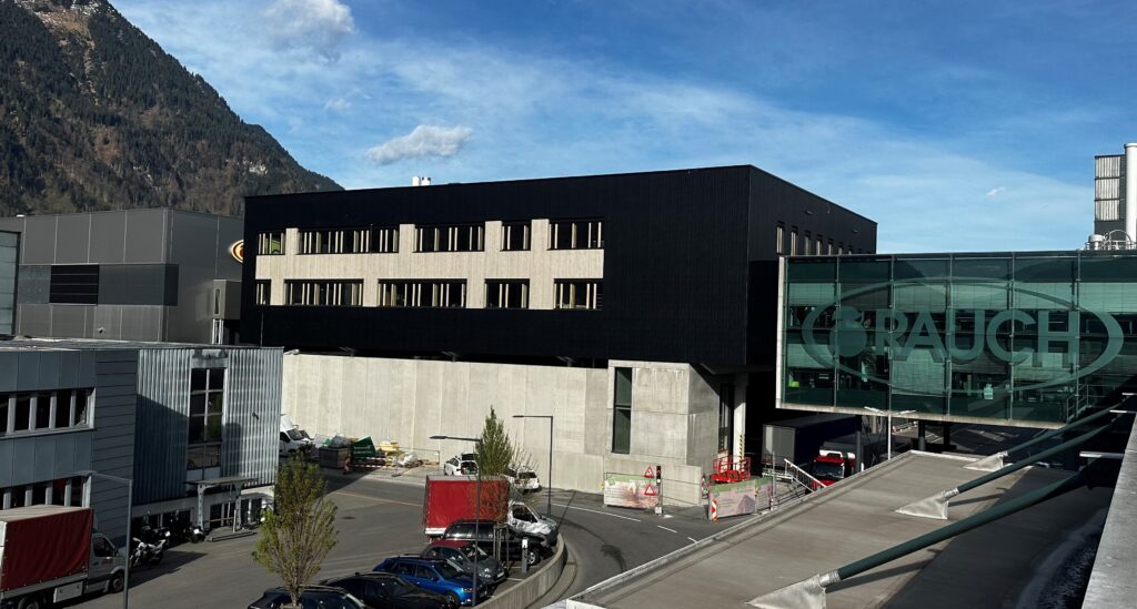 Referenz im Objektbau Holzbau Saurer | Rauch Außenaufnahme Moderne Architektur Bürogebäude