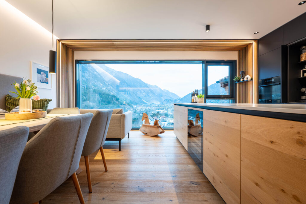 Referenz Holzbau Saurer Wohnbau Aufstockung Wohlfühlen Holzfassade Moderne Architektur Innenaufnahme Küche
