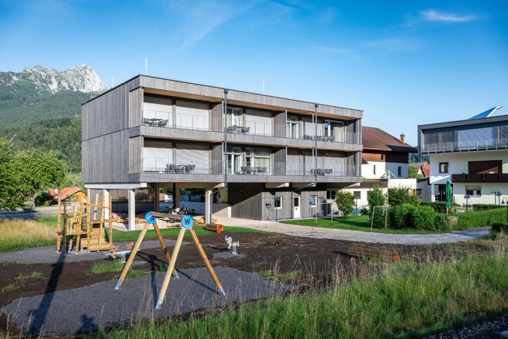 Referenz Holzbau Saurer Objektbau Hotel Zum Schwanen Außenaufnahme Umbau Spielplatz Natur II