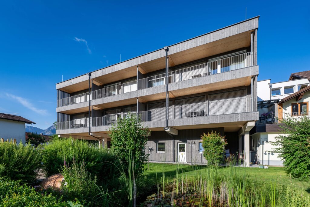 Referenz Holzbau Saurer Objektbau Hotel Zum Schwanen Außenaufnahme Umbau Garten Zimmer Balkone