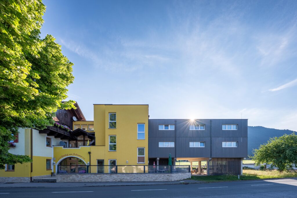 Referenz Holzbau Saurer Objektbau Hotel Zum Schwanen Außenaufnahme Umbau Sonnenaufgang