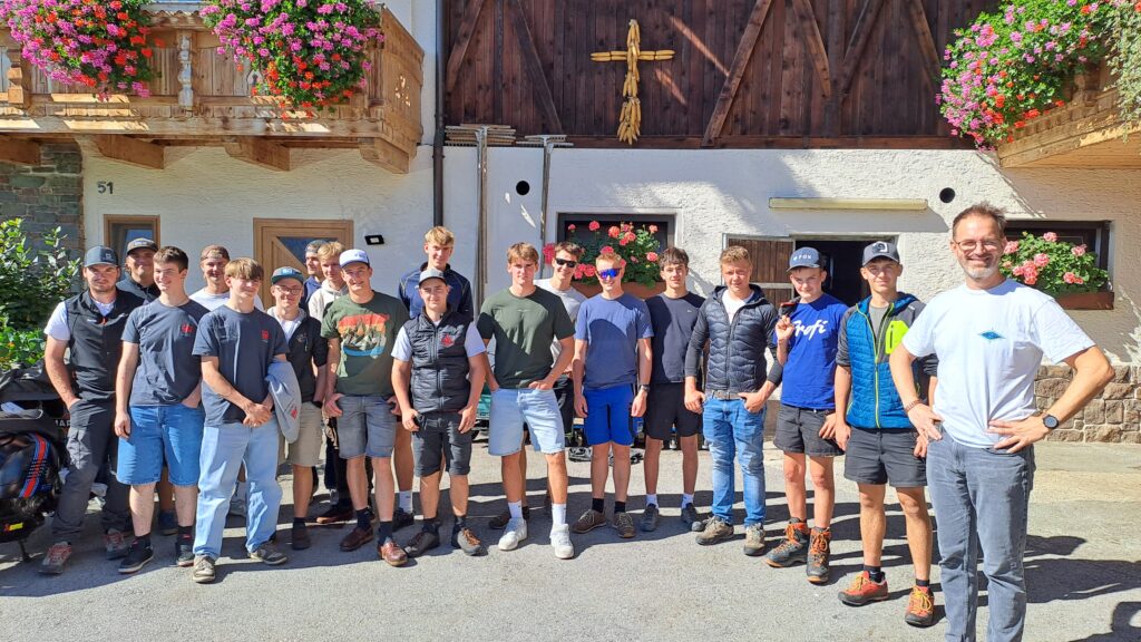 HTT 15 Netzwerktag Zimmerer-Lehrlinge Zukunft Holzbau Saurer Berufliche Chancen Junge Talente Lehrlingstag Tiroler Lehrlinge Fachkräfte von morgen Gruppenbild