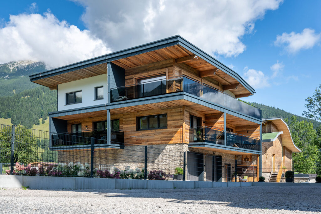 Referenz Holzbau Saurer Einfamilienhaus Wohlfühlen Holzfassade Moderne Architektur Außenaufnahme Hausprofil