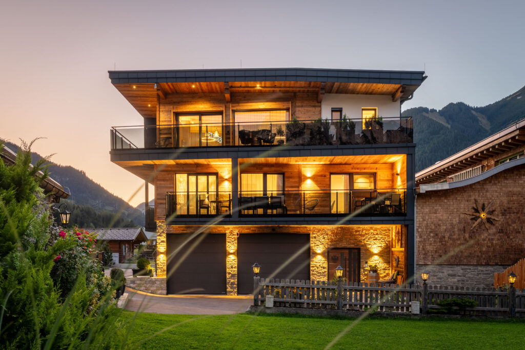 Referenz Holzbau Saurer Zuhause für Generationen Außenaufnahme Abendlicht Hausprofil