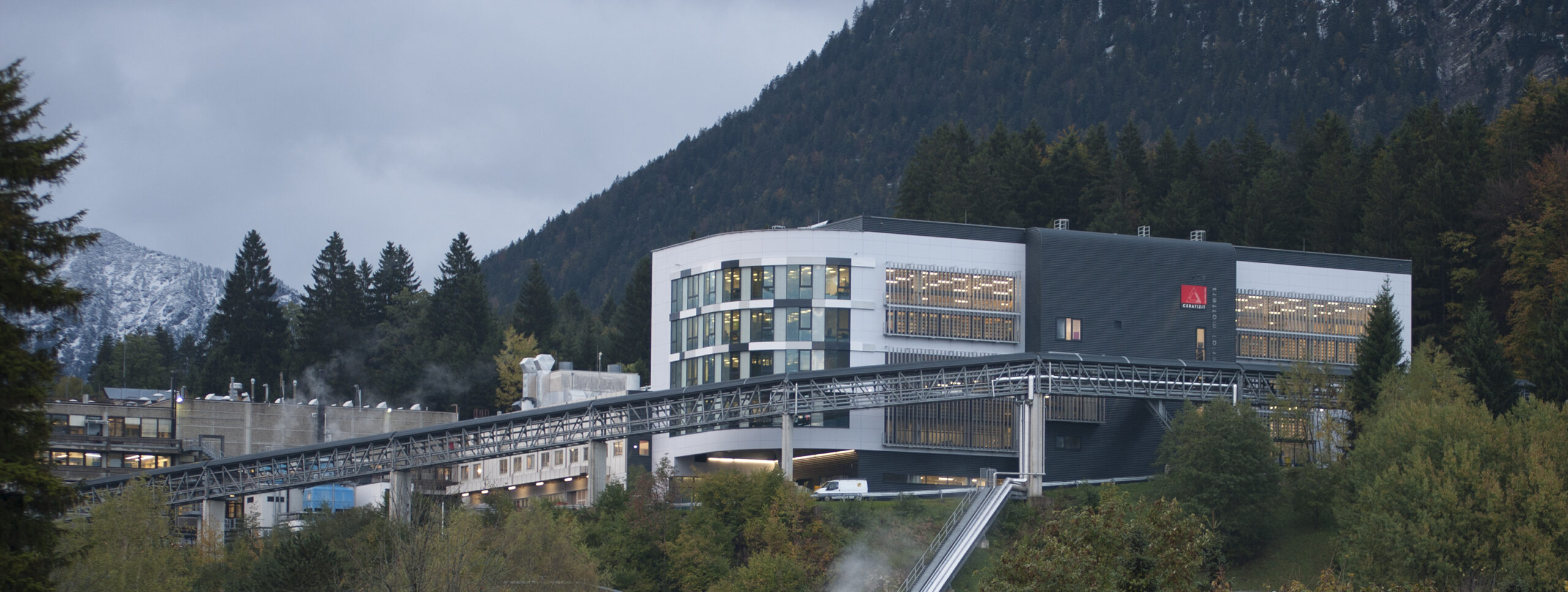 Holzbau Saurer Gewerbebau Ceratizit Bürogebäude B68 Außenansicht mit sechsstöckigem Bürogebäude in Holzbauweise, großen Fensterfronten und nachhaltiger Architektur