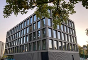 Holzbau Saurer Gewerbebau Holzkonstruktion Bürogebäude Voith Aussenansicht Tageslicht Fassade Verglasung Sonnenschutz moderner Neubau