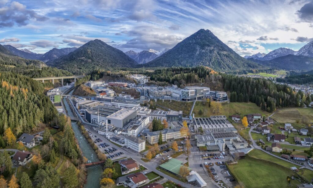 Die Referenzen des Holzbau Saurer - Plansee Group - Luftaufnahme des Gebäudes