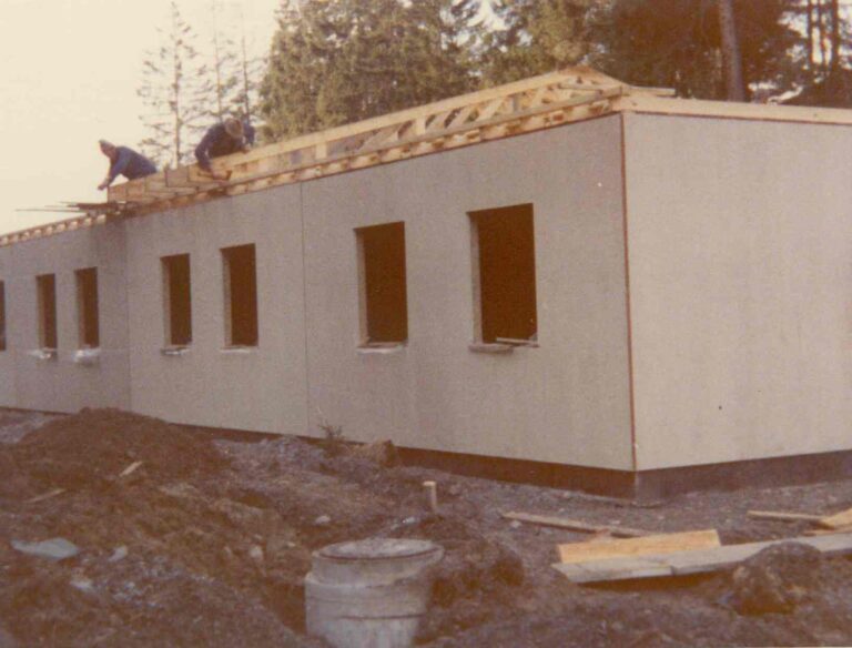 Holzbau Saurer & Plansee Group Die Alm 1971 vorgefertigter Holzbauweise Beständigkeit Qualität