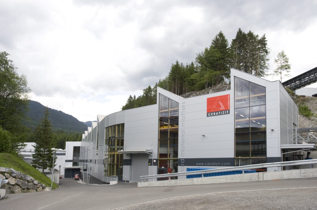 Holzbau Saurer & Plansee Group Gewerbe- und Industriebauten Hartschrottrecycling funktional wirtschaftlich ästhetisch helle Arbeitsumgebung Verglasung