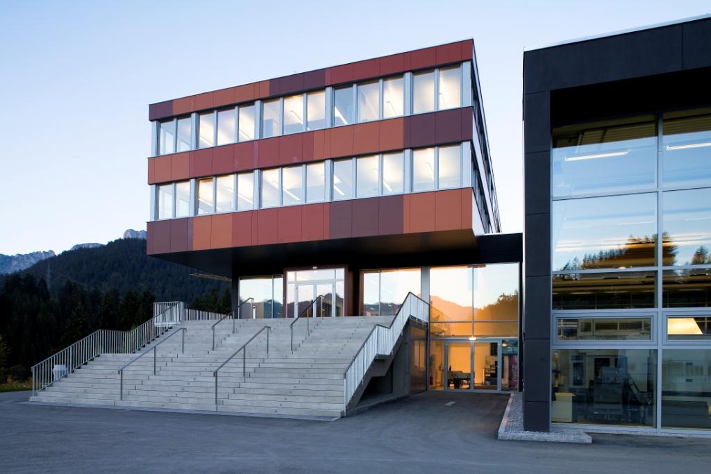 Industriebau Ceratizit-Verwaltungsgebäudes ästhetische Holzarchitektur technische Funktionalität Nachhaltigkeit Arbeitsqualität