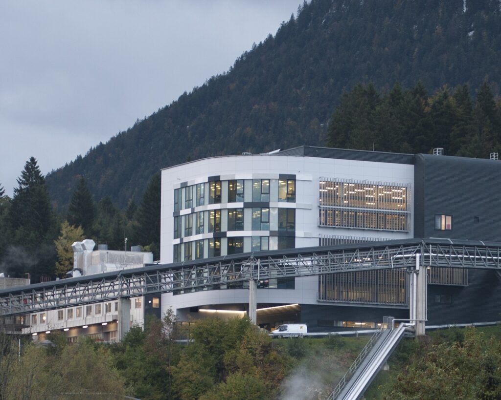 Holzbau Saurer Gewerbebau Ceratizit Bürogebäude B68 Außenansicht mit sechsstöckigem Bürogebäude in Holzbauweise, großen Fensterfronten und nachhaltiger Architektur