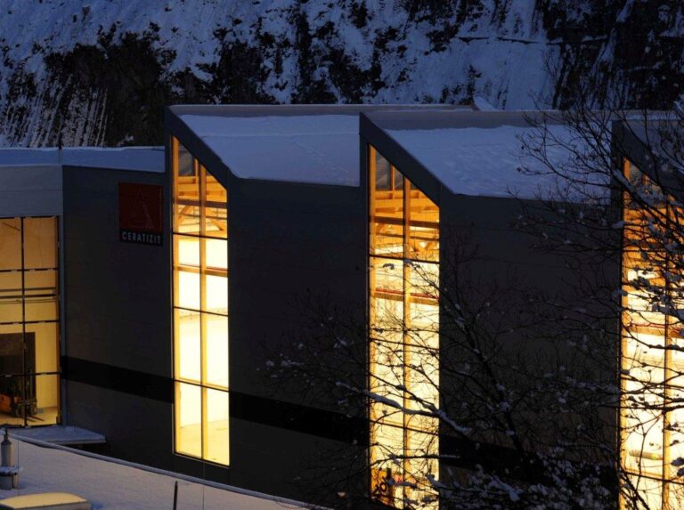 Holzbau Saurer & Plansee Group Gewerbe- und Industriebauten Hartschrottrecycling Nachtaufnahme funktional wirtschaftlich ästhetisch Verglasung Beleuchtung