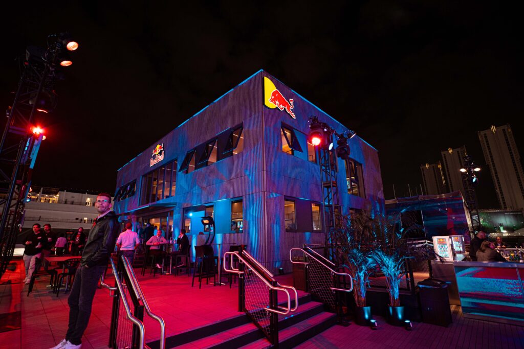 Referenz Holzbau Saurer Red Bull Energy Station aus Holz Nachtaufnahme Belauchtung modulare Konstruktion komplett zerlegbar transportfreundlich