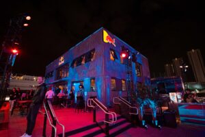 Referenz Holzbau Saurer Red Bull Energy Station aus Holz Nachtaufnahme Belauchtung modulare Konstruktion komplett zerlegbar transportfreundlich