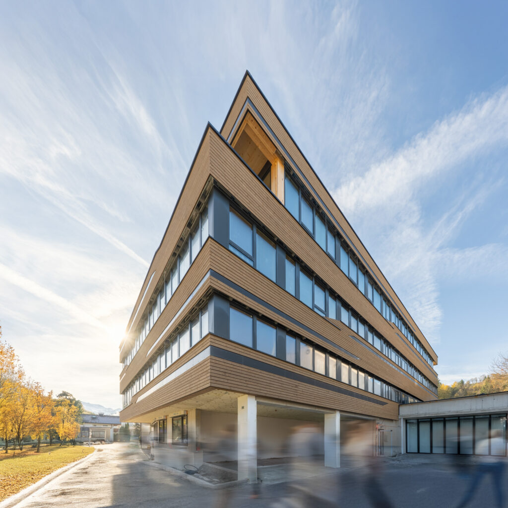 Referenz Holzbau Saurer Gewerbebau Bürogebäude Pletzer Tagesaufnahme Seitenansicht Fassade Verglasung