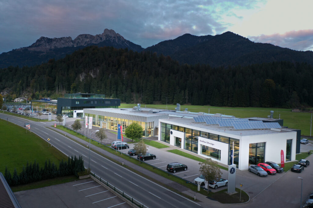 Referenz Holzbau Saurer Objektbau Autohaus Schweiger Audi Schauraum Bulli Show Außenaufnahme Drohne hochmoderne Autowerkstatt