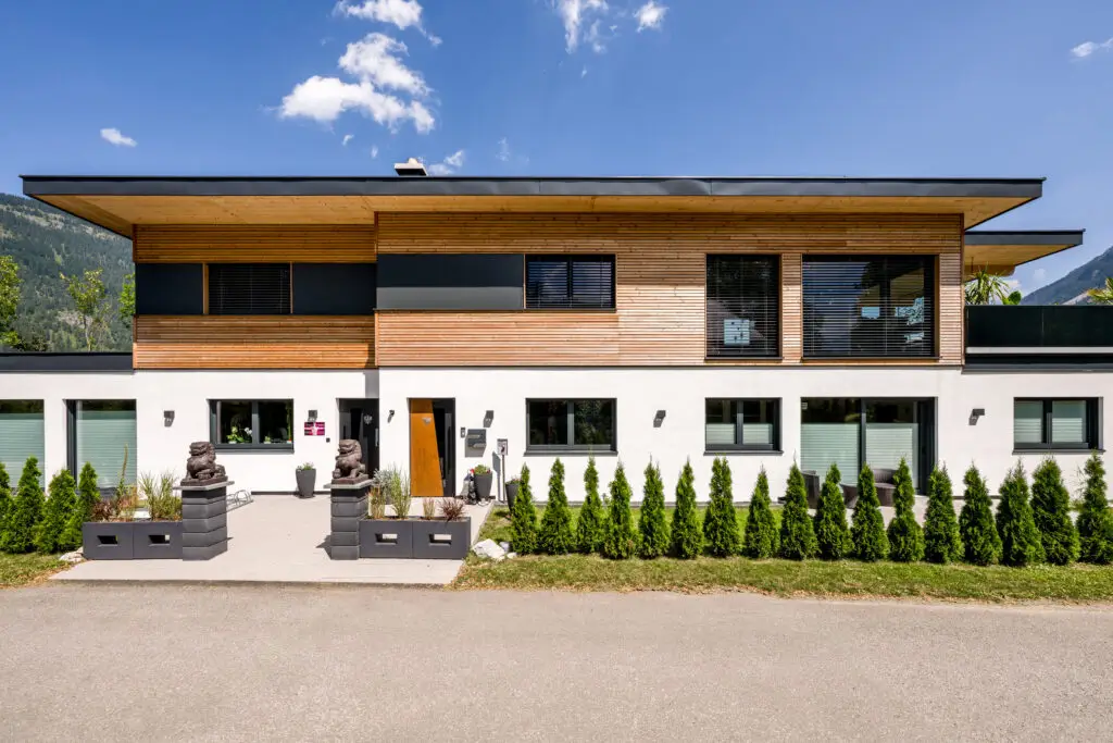 Referenz Holzbau Saurer Haus für alle Fälle, Wohnen, Arbeiten, Generationenwohnen, Außenaufnahme Tageslicht