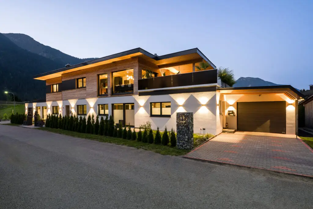 Referenz Holzbau Saurer Haus für alle Fälle, Wohnen, Arbeiten, Mehrgenerationen, Dämmerungsaufnahme