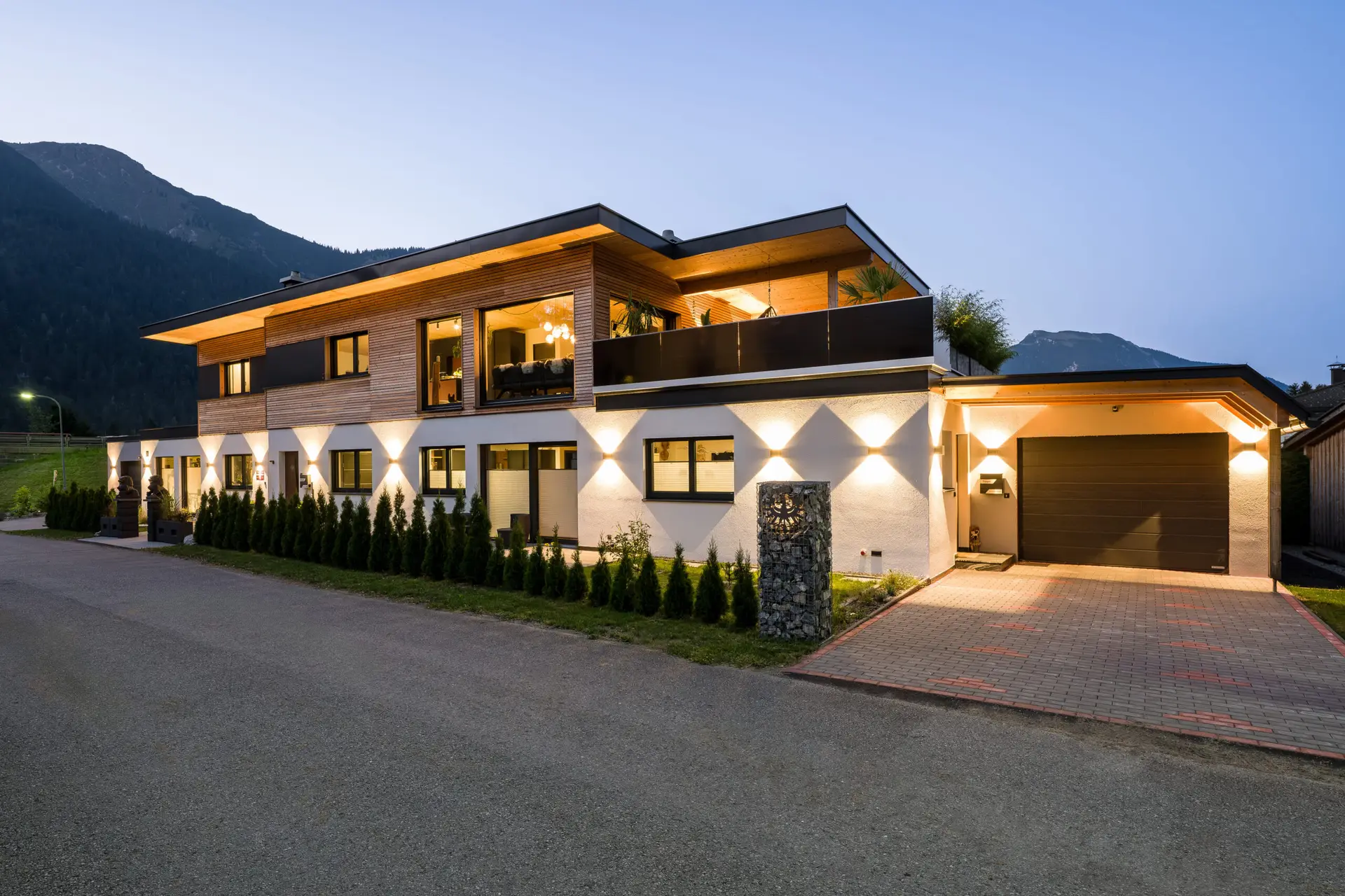 Referenz Holzbau Saurer Haus für alle Fälle, Wohnen, Arbeiten, Mehrgenerationen, Dämmerungsaufnahme