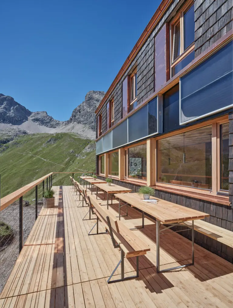 Referenz Holzbau Saurer Württemberger Haus Erneuerung Sonnenterrasse mit Panormablick auf die Lechtaler Alpen