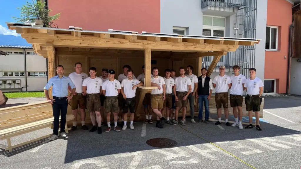 Referenz Holzbau Saurer: Präsentation der Zimmereitechnik Projekte 2025/26 in Absam Gruppenbild