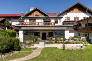 Referenz Holzbau Saurer Erweiterung in Holzbauweise mit Frühstücksraum, Verbindungsbau und Gaube