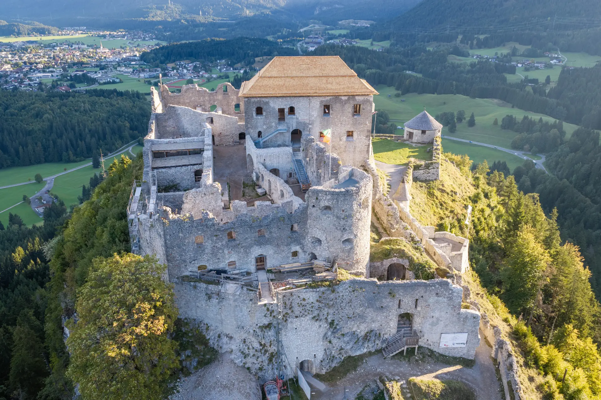 Referenz Holzbau Saurer - traditionsorientierte Dachkonstruktion und Zwischendecken